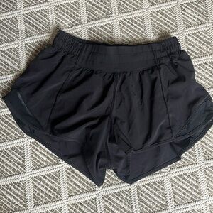Lululemon hotty hot size 4, 2.5” inseam, black